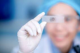 Logran rejuvenecer 30 años la piel de una mujer en Reino Unido