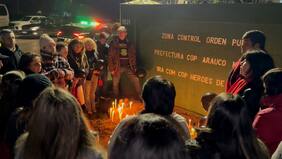 Familiares y vecinos conmemoran con velatón a Carabineros asesinados en Cañete