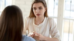 5 pasos para retomar la palabra cuando alguien te interrumpe, según una especialista