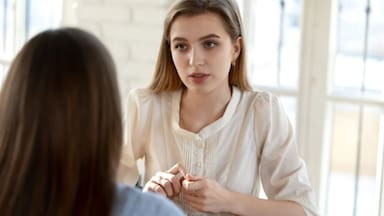 5 pasos para retomar la palabra cuando alguien te interrumpe, según una especialista