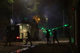 Comienza juicio oral contra 16 imputados de la “primera línea” por desórdenes: 15 estaban libres y uno en prisión preventiva por otra causa