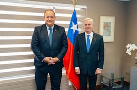 Fiscal nacional Ángel Valencia visita a Kast para sostener reunión protocolar