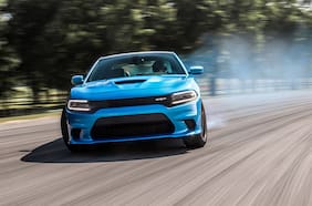 Corre que te pillo: El Dodge Charger Hellcat a las travesuras con un 911 en Nürburgring