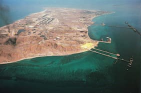 Irán estaría reforzando las defensas de la isla de Jark para protegerse de un posible ataque terrestre estadounidense