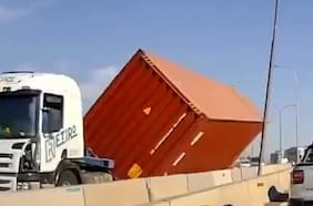 Salvaron de milagro: camión pierde el control en una curva y contenedor cae a la ruta 5