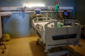 Camas críticas en hospitales están al 94% de capacidad y muestran más lentitud que clínicas en la reconversión