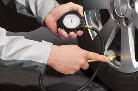 ¿Sabes cómo medir la presión de tus neumáticos?