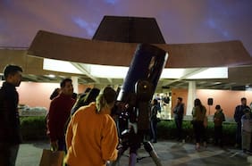 Mira con telescopios los cráteres de la Luna en la nueva noche de observación astronómica del Planetario