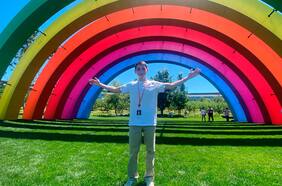 Apple otorga por primera vez premio a estudiante chileno: viajó a Cupertino y conoció a Tim Cook