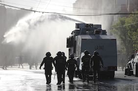 Fiscalía reactiva causa por delitos de lesa humanidad en el estallido y toma declaración a general Araya y exministro Chadwick