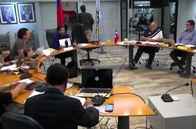Alcalde de Antofagasta se retira de sesión y expulsa a dirigenta de profesores