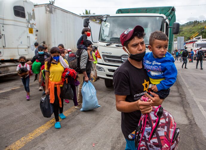 Estados Unidos, México y Guatemala cierran la puerta a caravanas migrantes por la pandemia - La Tercera