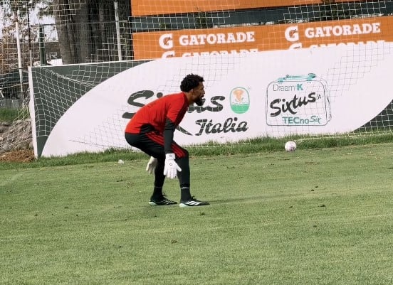 Directo al Monumental: Vozinha sorprende tras su viaje con Cabo Verde y aparece en los entrenamientos de Colo Colo