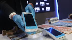 Desbaratan banda que realizaba fraude con tarjetas bancarias en EE.UU. desde Chile: siete sujetos quedaron con medidas cautelares