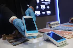 Desbaratan banda que realizaba fraude con tarjetas bancarias en EE.UU. desde Chile: siete sujetos quedaron con medidas cautelares