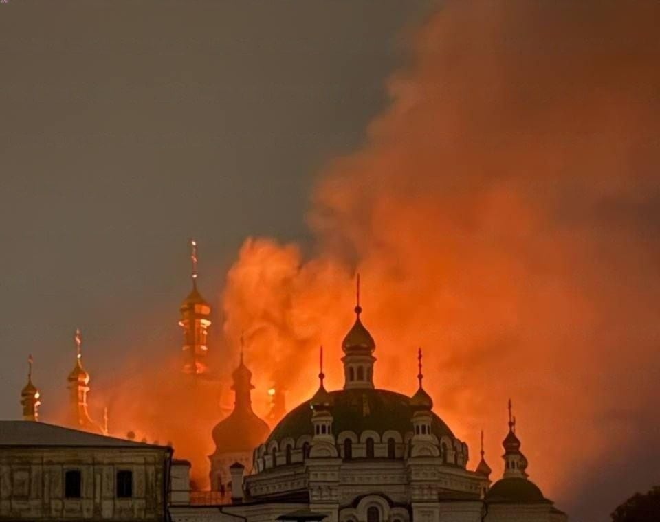 Masivo bombardeo ruso provoca incendio en Monasterio de las Cuevas de Kiev: es Patrimonio de la Humanidad de la Unesco