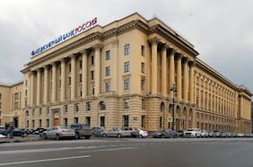 El impacto de la guerra: Rusos retiran en masa dinero de bancos mientras estantes lucen vacíos en supermercados de Ucrania