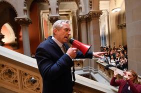 Cómo un Kennedy construyó un gigante antivacunas en medio del Covid-19