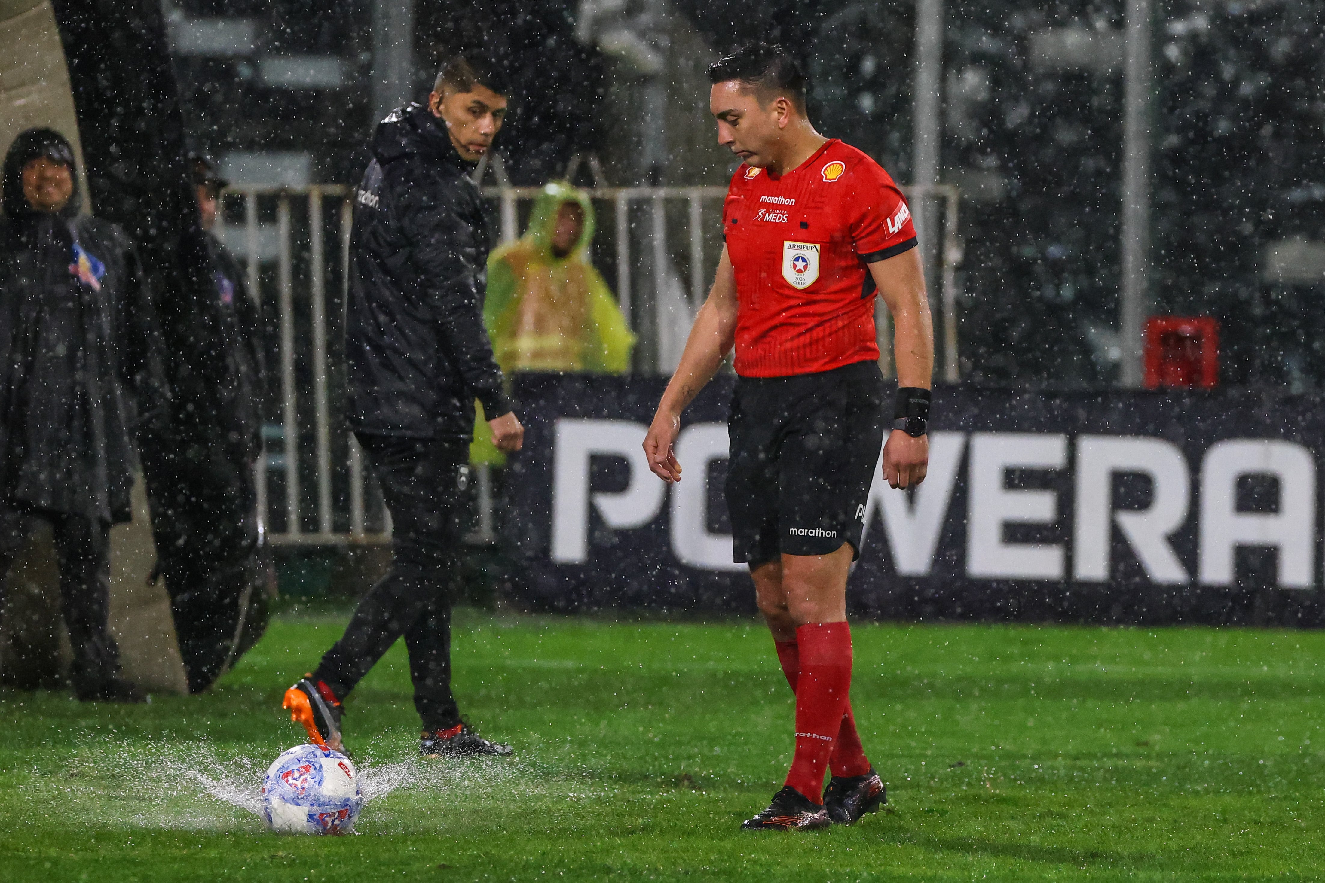 Francisco Soriano, en una de las pruebas del desplazamiento del balón en la cancha del Monumental (Foto: Photosport)