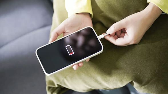 Por qué no deberías cargar tu celular hasta el 100% y otros 5 tips para hacer que tu teléfono dure más