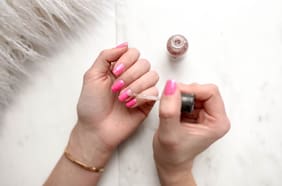 7 señales de que tus manos necesitan un “descanso” del esmalte de uñas