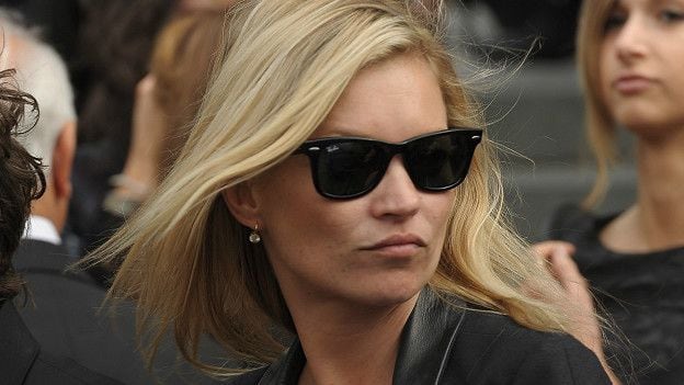 Informe de FNE: Dueña de Ray-Ban y Oakley domina en el mercado de lentes de sol en Chile