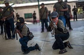 Ayahualtempa, el pueblo mexicano donde los niños se “arman” contra la violencia narco