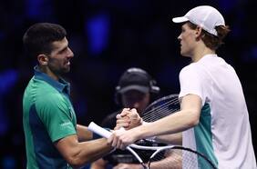 Sinner sorprende a Djokovic en las Finales de la ATP en Turín