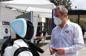 Claudia: el robot que contesta dudas en un local de votación en Las Condes