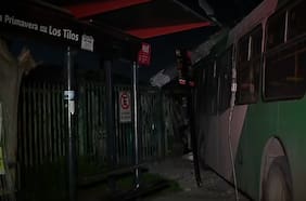Bus del transporte público queda incrustado en almacén tras chocar con un paradero en Cerrillos