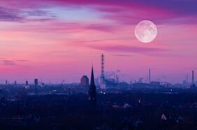 Cuatro planetas juntos, una luna rosa y los restos del cometa Halley: la espectacular alineación que se verá a partir de esta noche en Chile