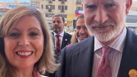 Senadora Loreto Carvajal rompe el protocolo y le pide selfie al Rey de España, Felipe VI