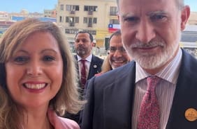 Senadora Loreto Carvajal rompe el protocolo y le pide selfie al Rey de España, Felipe VI