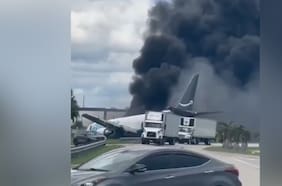 Avión Amazon sobrepasa pista de aterrizaje y se estrella en aeropuerto de Miami: reportan cinco muertos