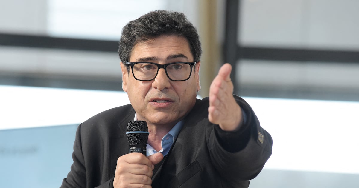 El ganador del Nobel de Economía que participará esta semana en seminario de la UDD y su cercanía con Chile
