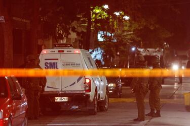 Dos menores de edad fueron baleados en Santa Isabel con Tocornal en Santiago. Personal de Labocar realizó diligencias en el lugar.