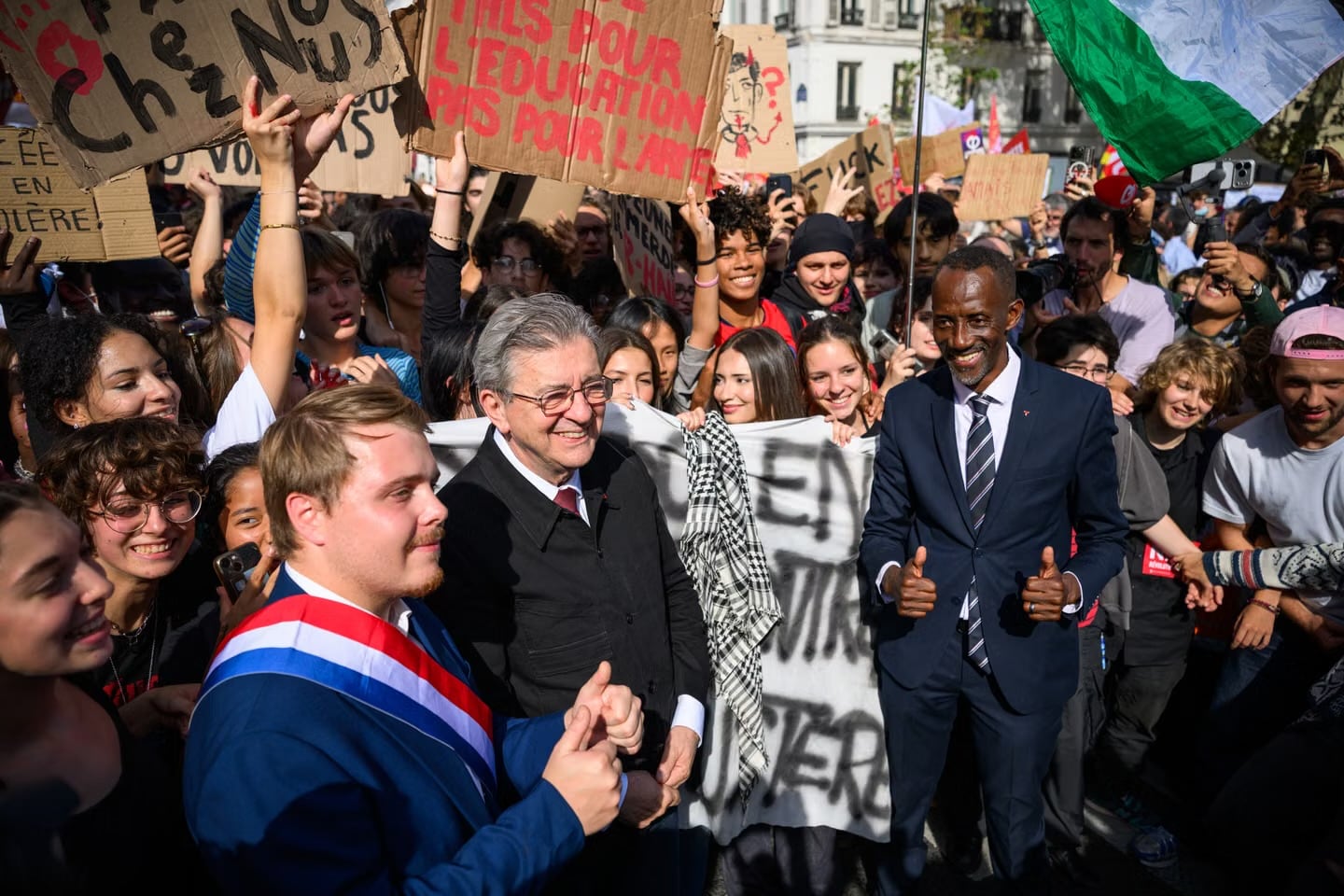 Jean-Luc Mélenchon y Bally Bagayoko, alcalde de Saint Denis, durante una protesta de estudiantes secundarios en París.