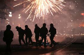 Registran masivas protestas en Georgia con “ametralladora” de fuegos artificiales