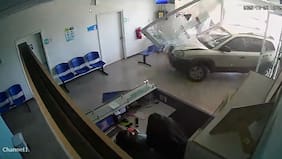 Adulto mayor perdió el control de su vehículo y chocó contra una clínica dental en Limache