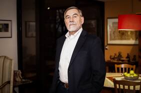 Debut de integrante de equipo económico de Jara genera primeras tensiones con el PC