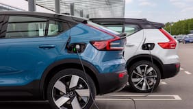 Pese al alto interés en la electromovilidad, las brechas de costo e infraestructura siguen liderando las encuestas
