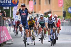 Tim Merlier acelera sobre el final para adjudicarse la segunda etapa del Giro de Italia