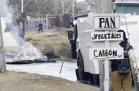 Dos funcionarios heridos: Carabineros advierte un “alto grado de violencia” en el desalojo de la megatoma de San Antonio