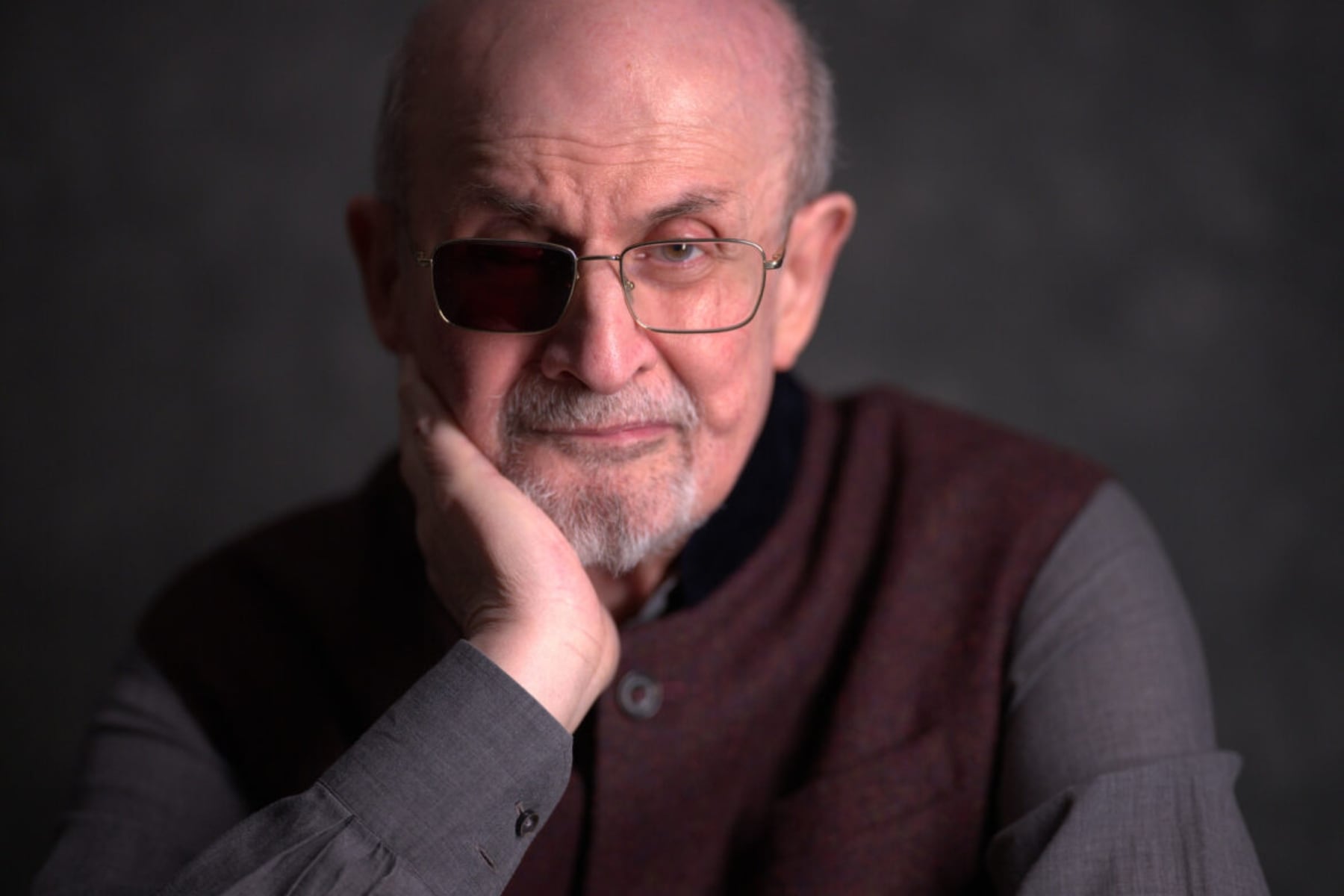 Salman Rushdie: "La muerte lleva tiempo acompañándome, pero he aprendido a sobrellevarla"