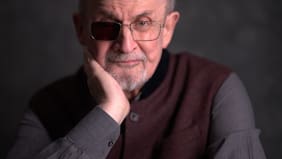 Salman Rushdie: “La muerte lleva tiempo acompañándome, pero he aprendido a sobrellevarla”