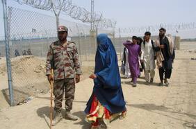 Las mujeres afganas ya están desapareciendo de la vista del público a medida que prevalecen el miedo a los talibanes y la incertidumbre