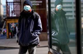 Aumento de contagios de Covid-19 lleva a algunos países y ciudades a mantener o reimponer el uso de mascarillas