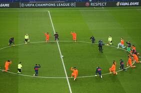 Arrodillados contra el racismo y goleada del PSG