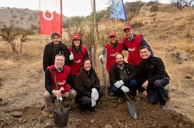 Claro y Huechuraba avanzan en reforestación del parque El Rosal