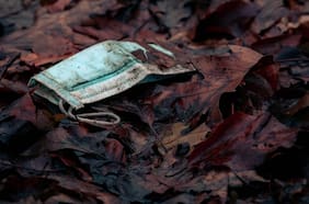 Jóvenes no vacunados, sin mascarilla y sin control: la mezcla perfecta de los últimos megabrotes de Covid